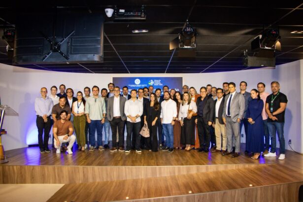Grupo de empresários e autoridades reunidos em palco durante evento de apresentação da Câmara Sergipe-Israel, na CDL Aracaju