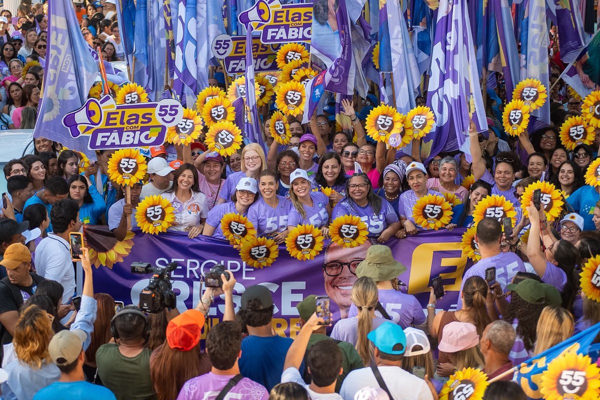 Participantes da caminhada Elas com Fábio na avenida, no Centro de Aracaju