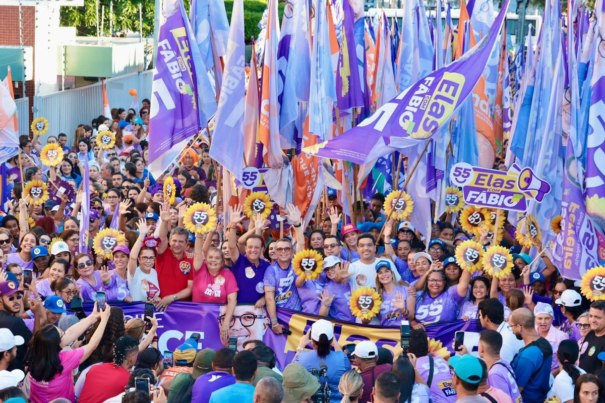 Multidão acompanha a caminhada de mulheres em apoio a Fábio Mitidieri em Aracaju