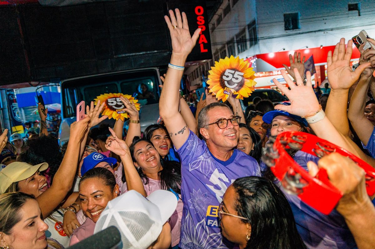 Apoiadoras erguem girassóis durante o ato Elas com Fábio no Centro de Aracaju