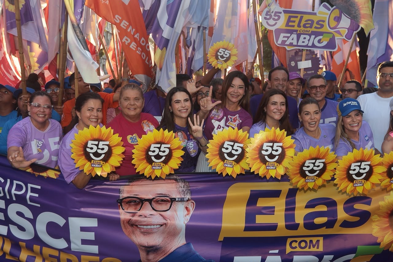 Yandra Moura, Candisse Carvalho e Iara Moura entre as mulheres à frente da faixa do Elas com Fábio, no Centro de Aracaju