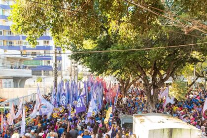 Participantes ocupam rua do Centro de Aracaju durante a caminhada
