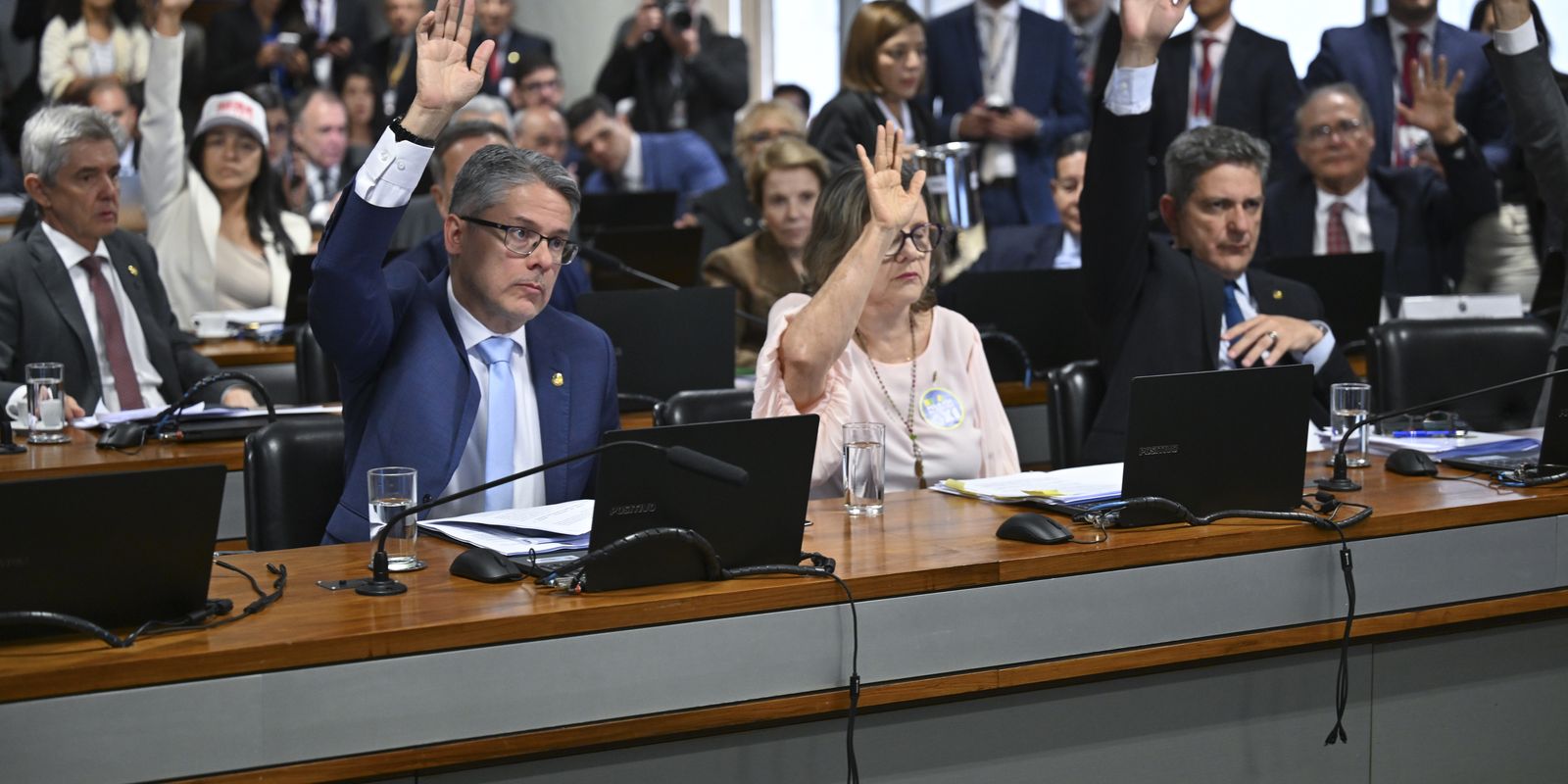 CCJ aprova texto-base da PEC 18/2025 e endurece combate a facções