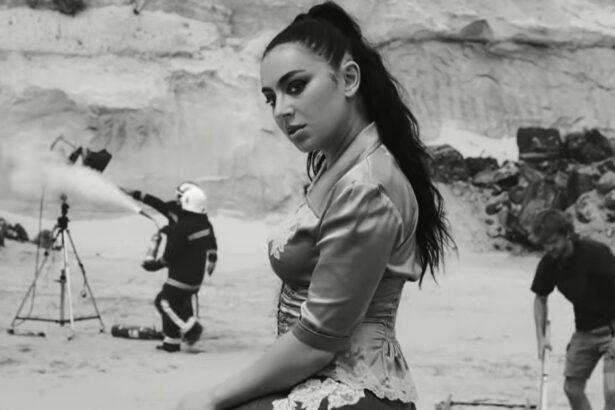 Charli XCX reduz datas da turnê e explica impacto na saúde