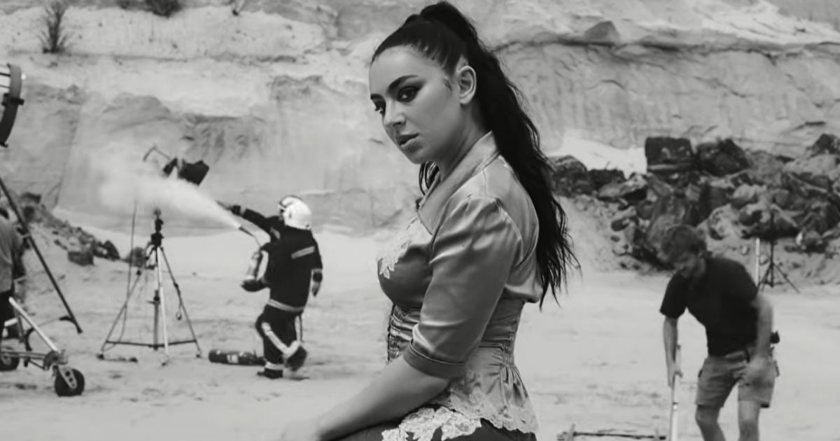 Charli XCX reduz datas da turnê e explica impacto na saúde
