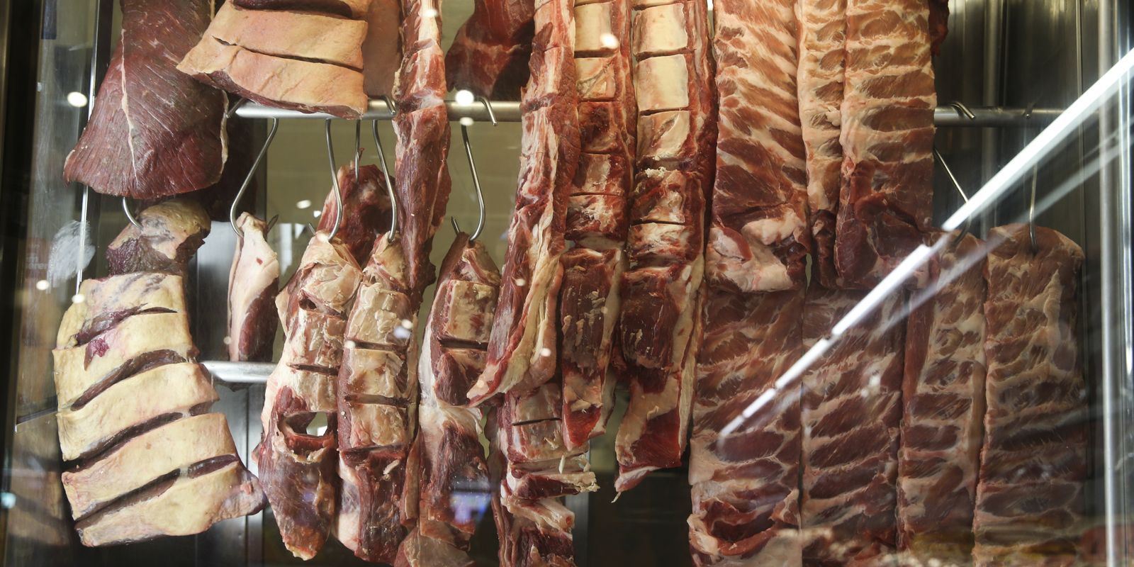 China atinge cota e derruba exportações de carne do Brasil