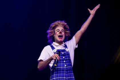 Palhaço se apresenta no picadeiro do Circo Portugal, em Aracaju