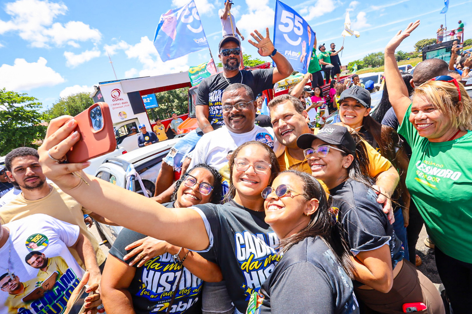 Apoiadores fazem fotos com Cláudio Mitidieri durante a carreata em Nossa Senhora do Socorro