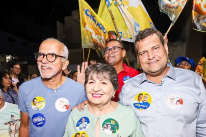 Cláudio Mitidieri e Maria Mendonça com apoiadores em Itabaiana