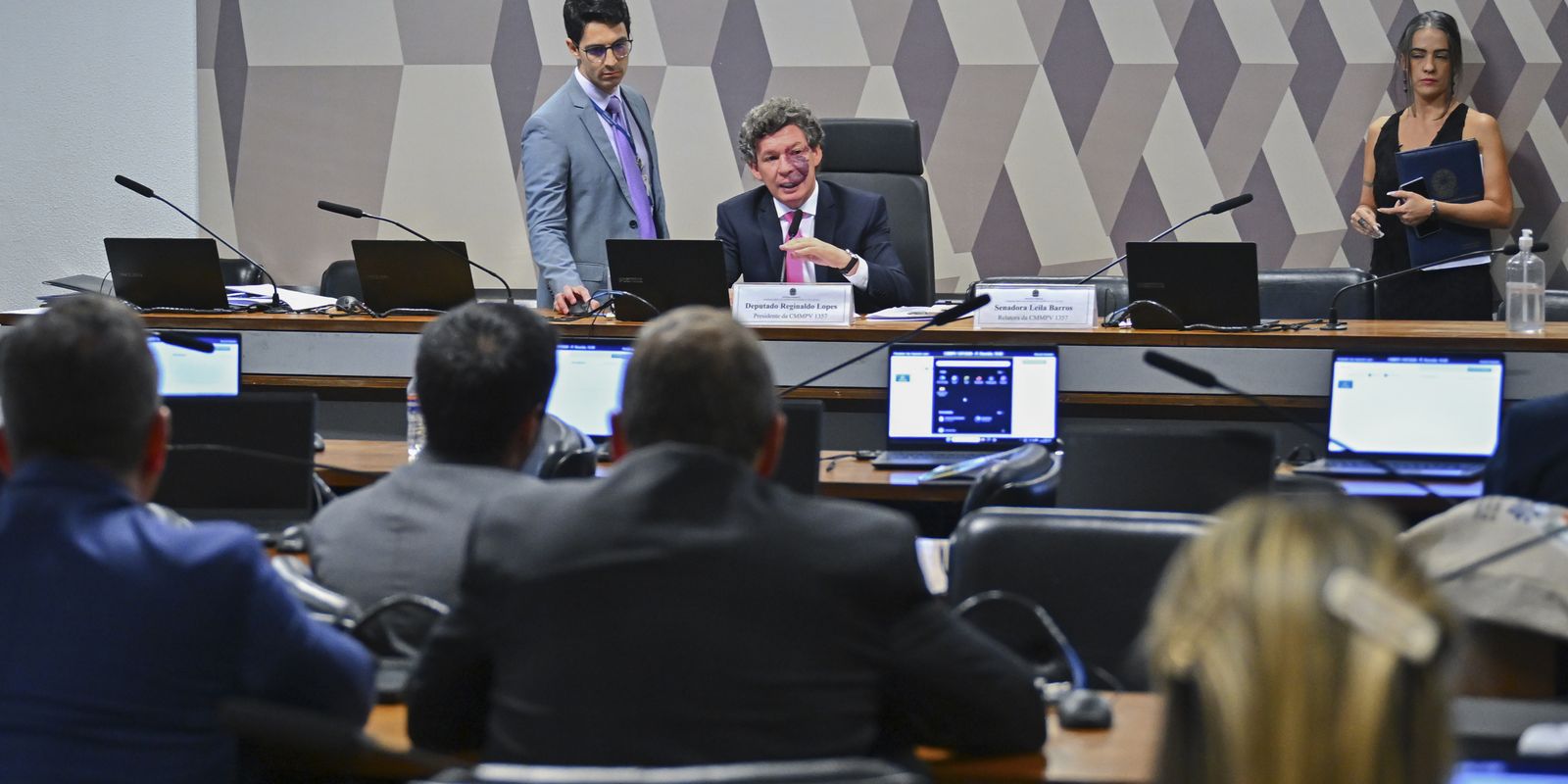 Comissão adia para 2/9 votação da MP que suspende imposto sobre importações