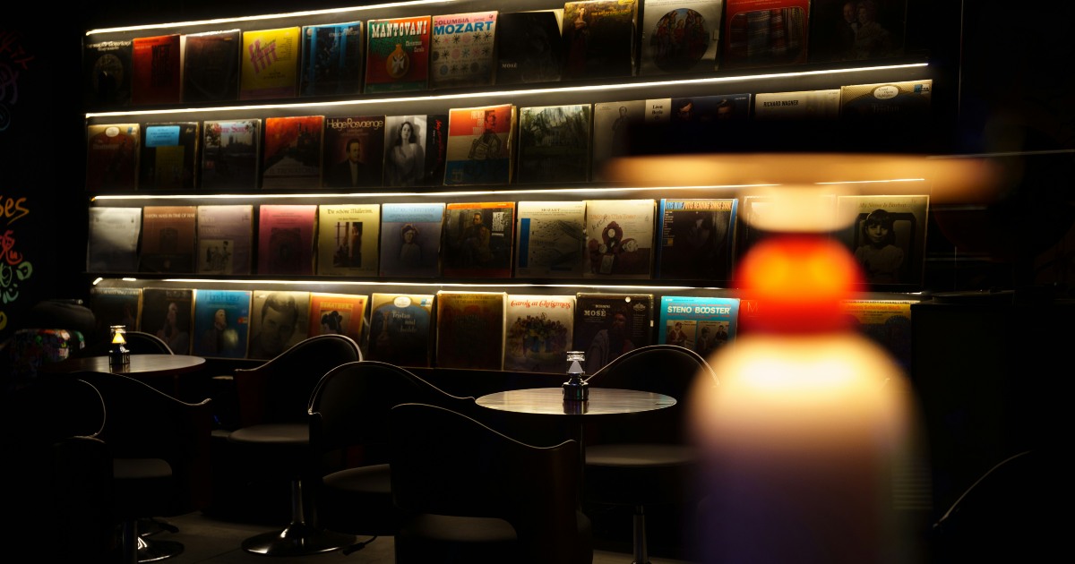 Como os listening bars resgatam a escuta e o prazer do vinil