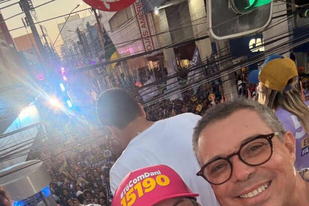 A delegada Danielle durante caminhada de mulheres no Centro de Aracaju