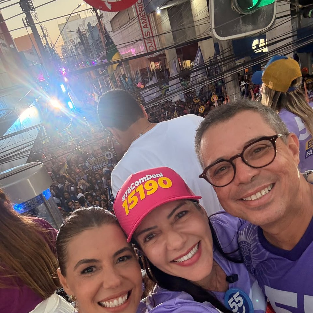 A delegada Danielle durante caminhada de mulheres no Centro de Aracaju