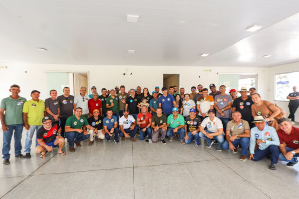 O senador Delegado Alessandro Vieira em agenda no interior de Sergipe
