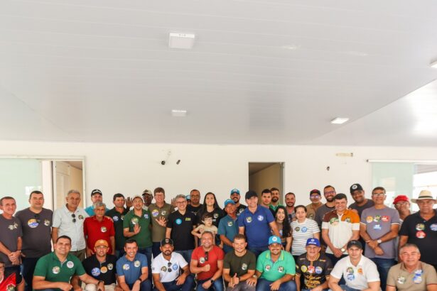 O senador Delegado Alessandro Vieira em encontro com lideranças no interior