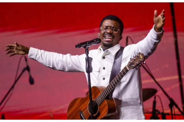 Delino Marçal lança álbum ao vivo após pausa e inicia nova fase