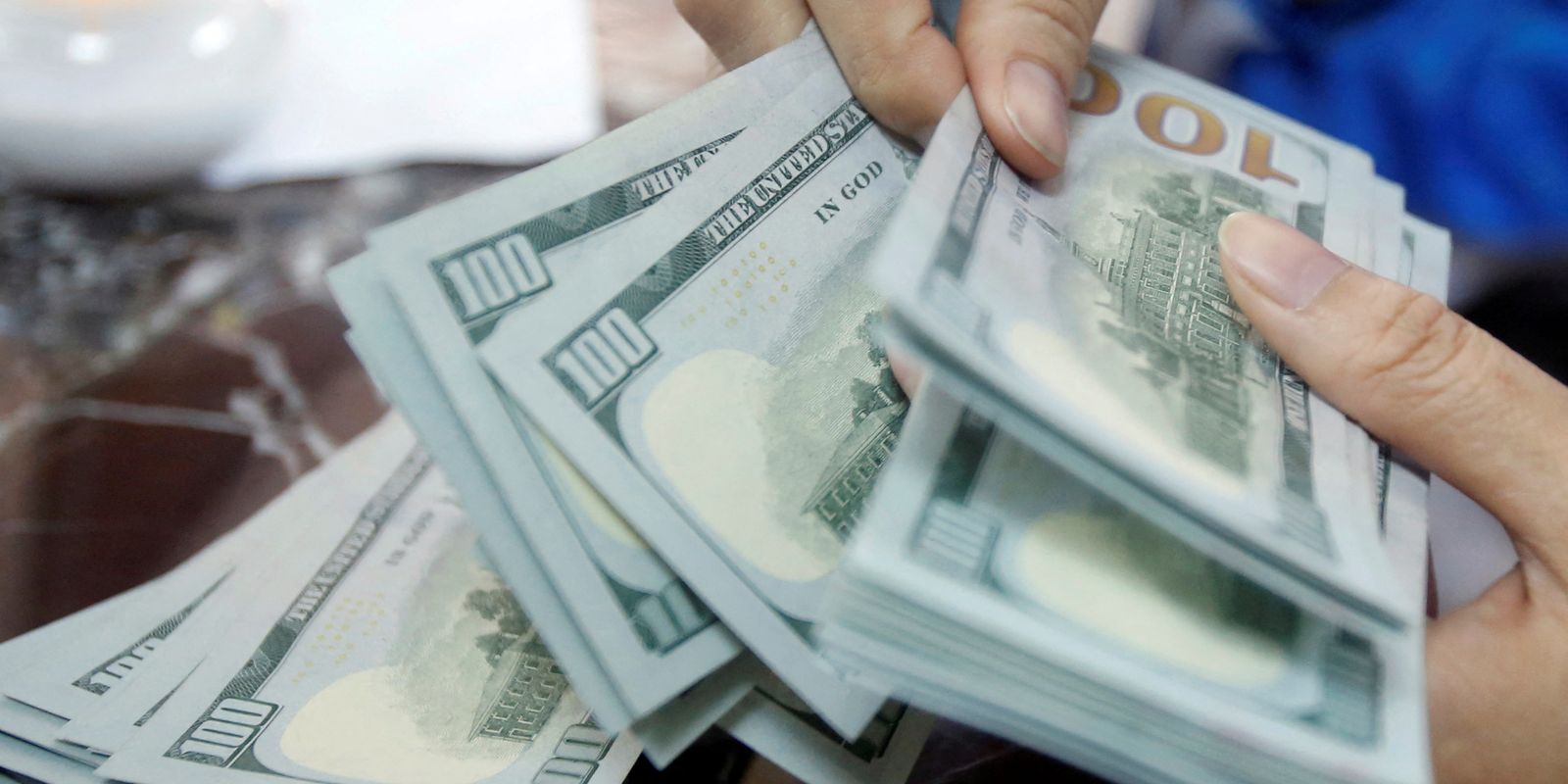 Dólar avança a R$5,15 e bolsa recua com aversão ao risco