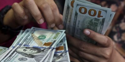 Dólar salta a R$5,226, maior fechamento desde março; Ibovespa recua