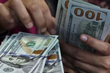 Dólar salta a R$5,226, maior fechamento desde março; Ibovespa recua