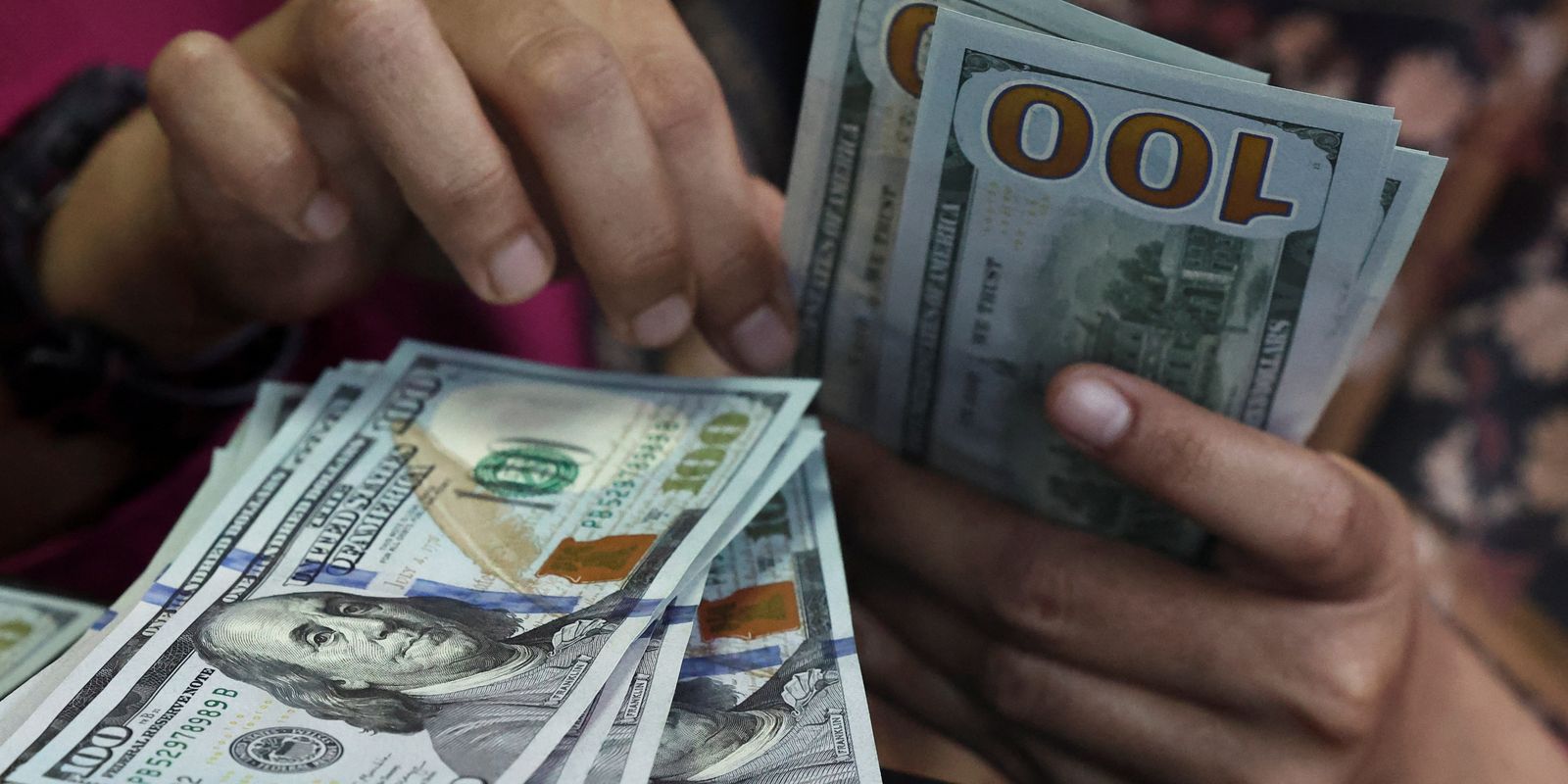 Dólar salta a R$5,226, maior fechamento desde março; Ibovespa recua