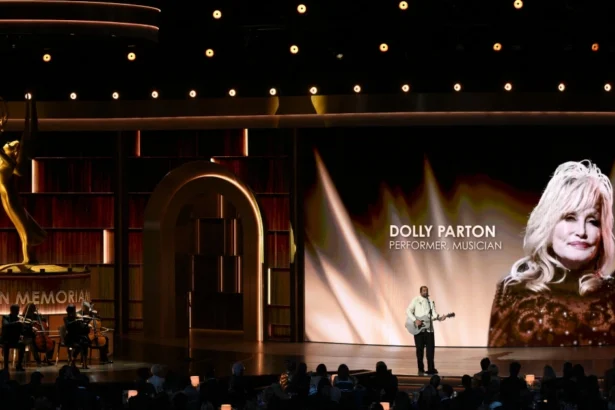 Emmy 2026 homenageia Dolly Parton; Reba emociona com 'Appalachian Memories'