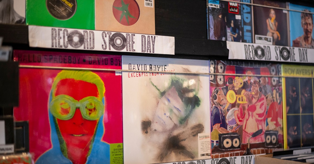 Escolher um vinil reaviva o rito que o algoritmo ignora