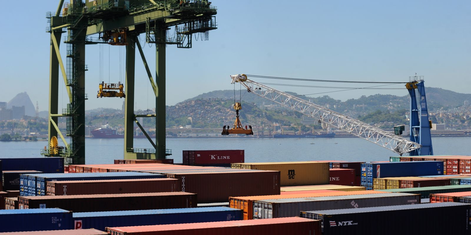 Exportações elevam superávit a US$ 7,4 bi em agosto