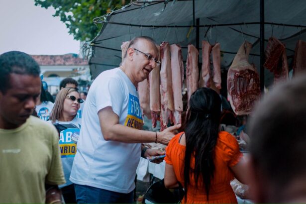 O candidato a deputado estadual Fábio Henrique durante caminhada em feira