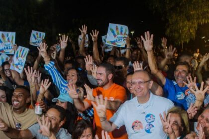 O candidato a deputado estadual Fábio Henrique durante mobilização no loteamento 17 de Março, em Aracaju