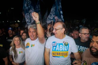Público acompanha a pisadinha do grupo do prefeito Samuel Carvalho