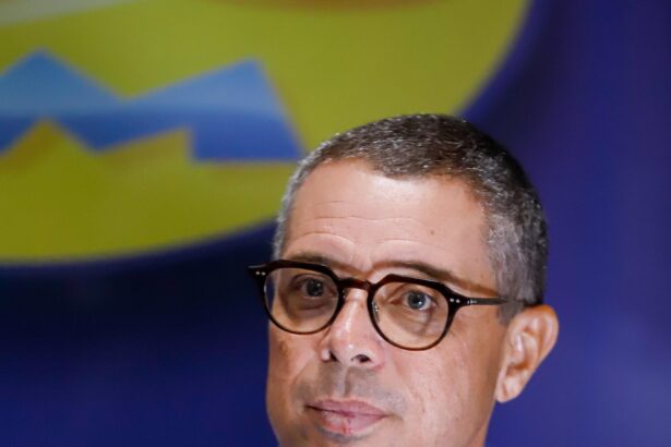 Fábio Mitidieri no estúdio da 103 FM, em Aracaju