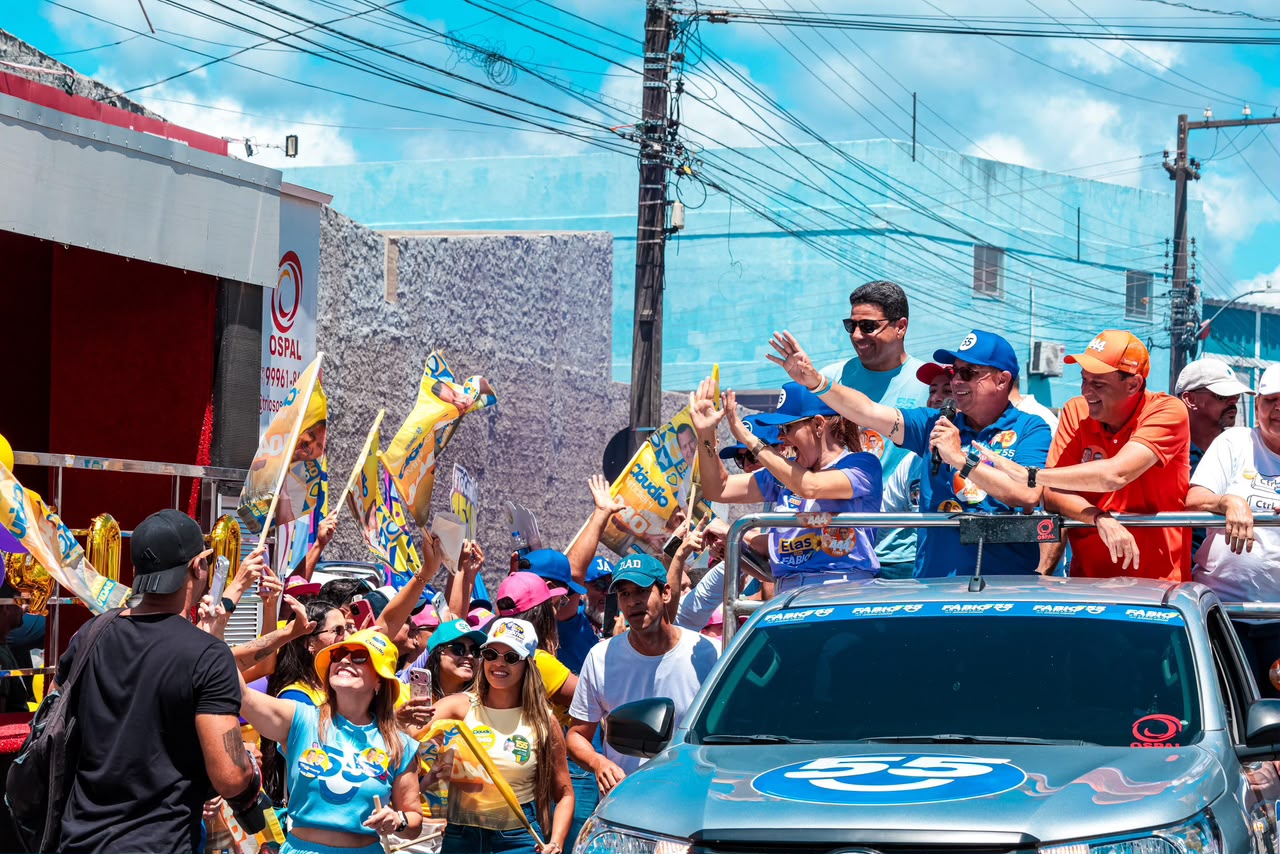 Bandeiras da campanha ao longo da carreata em Aracaju