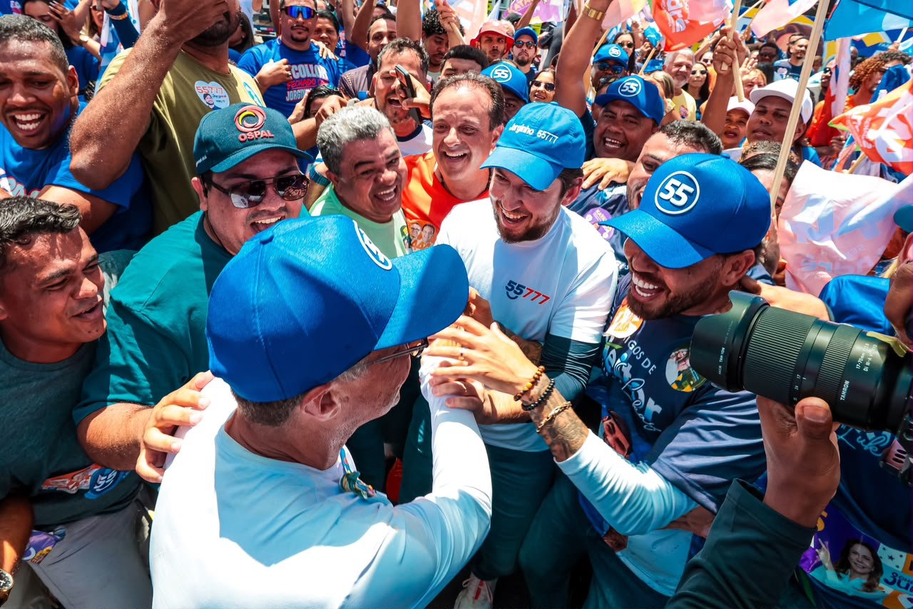 O governador Fábio Mitidieri durante carreata em Nossa Senhora do Socorro