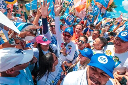 O governador Fábio Mitidieri durante carreata em Nossa Senhora do Socorro