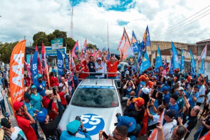 Governador Fábio Mitidieri durante carreata em Sergipe