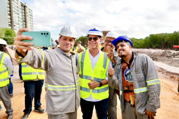 Fábio Mitidieri posa para foto com operários durante visita a obra