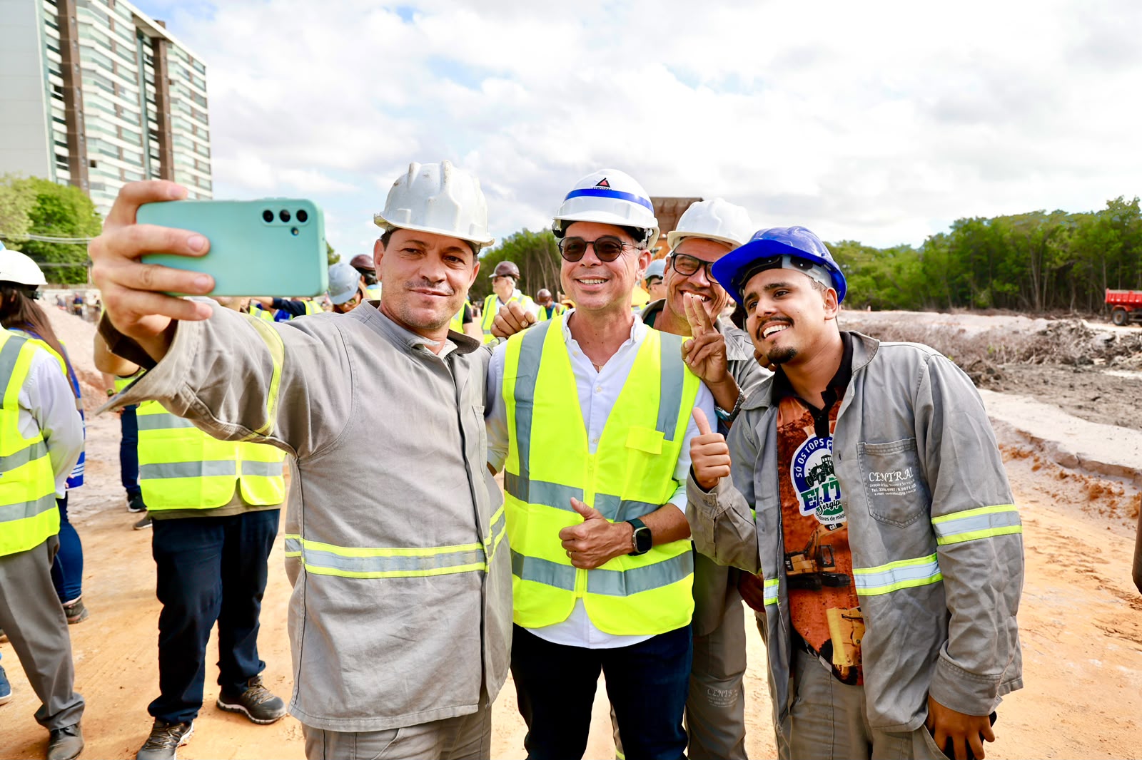 Fábio Mitidieri posa para foto com operários durante visita a obra