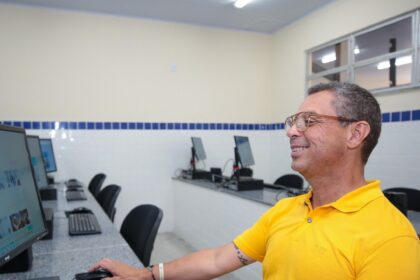 Fábio Mitidieri em laboratório de informática de escola da rede estadual de Sergipe