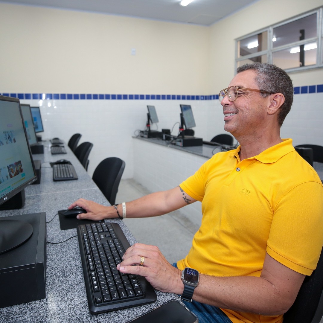 Fábio Mitidieri em laboratório de informática de escola da rede estadual de Sergipe