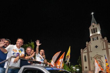 Fábio Mitidieri percorre as ruas de Simão Dias em mobilização de campanha