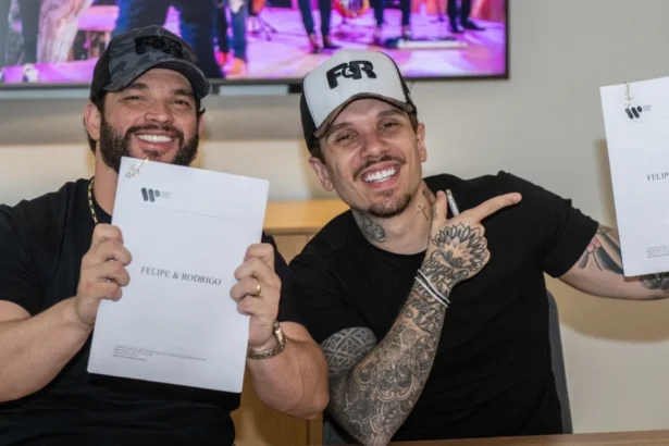 Felipe e Rodrigo fecham contrato com Warner Music Brasil em Nashville