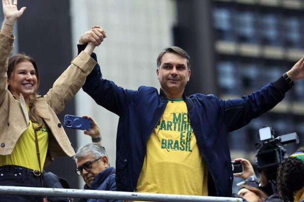 Flávio Bolsonaro propõe enxugar o Estado e endurecer ações de segurança