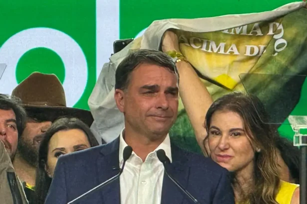 Flávio Bolsonaro voou em jatinho ligado a Daniel Vorcaro