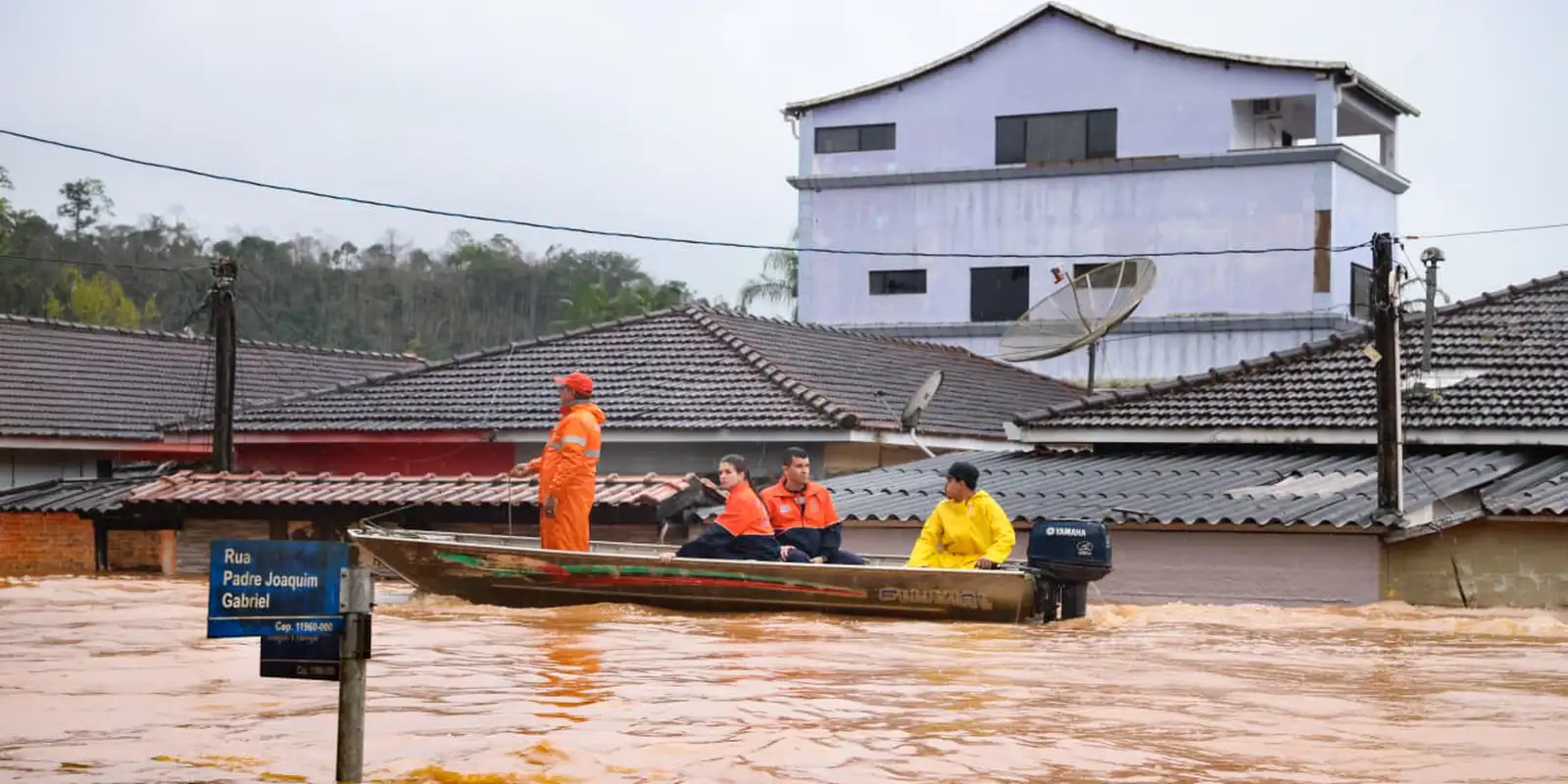 Fortes chuvas alagam Vale do Ribeira e colocam cidades em emergência