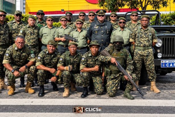 Veteranos do GVEB ao lado de viatura histórica Jeep Willys no desfile de Nossa Senhora do Socorro