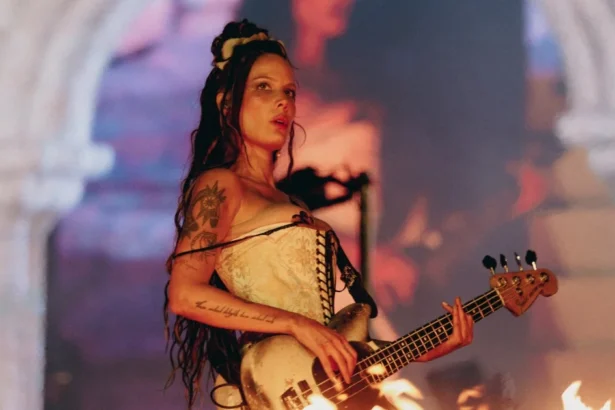 Halsey sobe ao Palco Mundo e diz que maternidade a fortaleceu