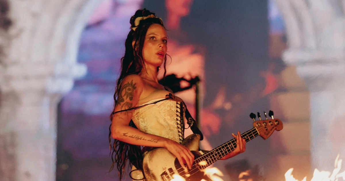Halsey sobe ao Palco Mundo e diz que maternidade a fortaleceu