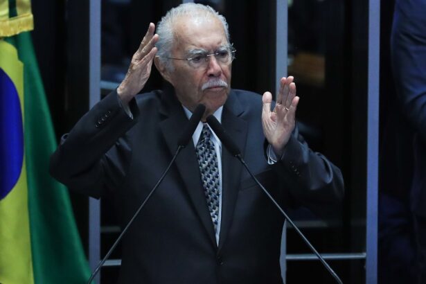 Internam José Sarney, 96, em São Luís por pneumonia