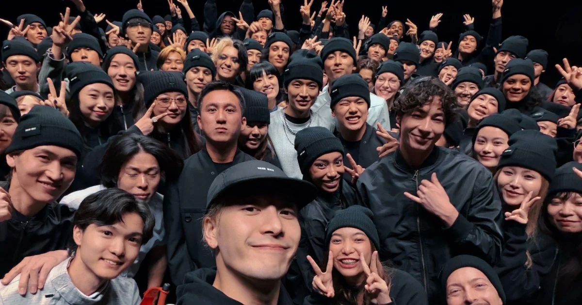 Jackson Wang reúne 30 fãs de mais de 80 países em clipe preto e branco