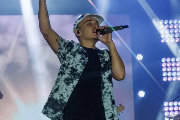 João Gomes puxa cortejo de frevo e maracatu rumo ao Palco Sunset